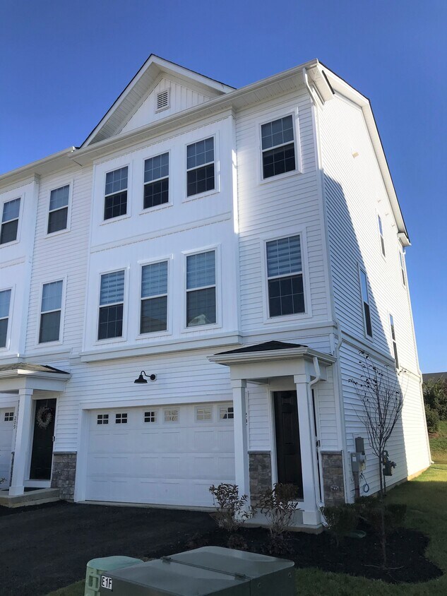 Primary Photo - 207 Red Leaf Ln