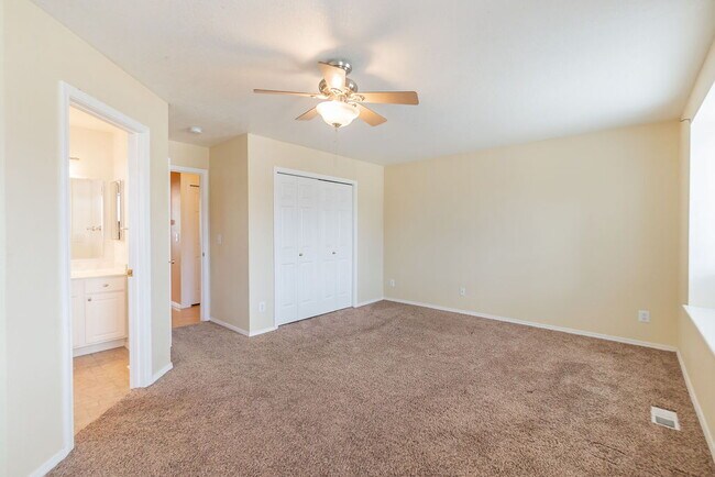 Building Photo - Large Tri-Level Home