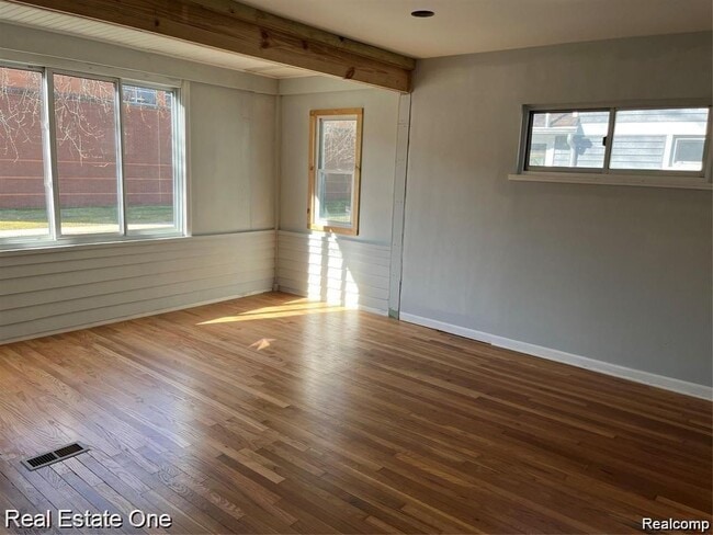 Building Photo - 371 E Oakridge Ave