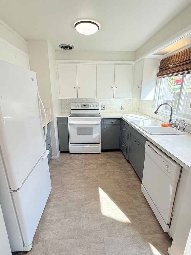 Building Photo - Rambler on corner lot in convenient Bremerton location!