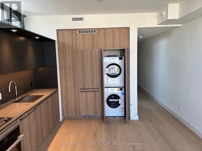 Photo du bâtiment - 81 Wellesley St E