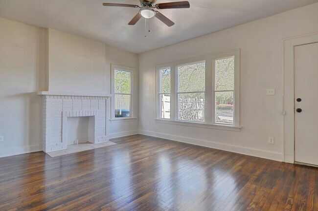 Foto del edificio - Near Southside Downstairs Duplex