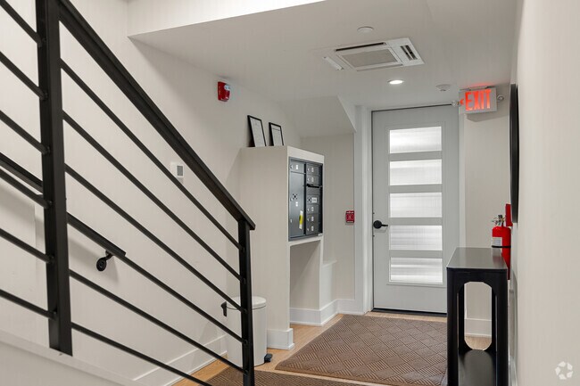 Entrada - Glover Vista Apartments