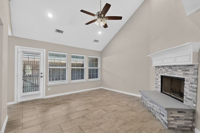 Foto del edificio - 829 Summercreek Dr