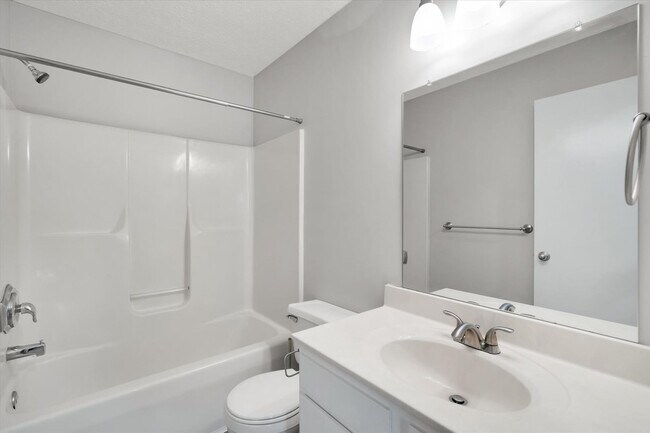 Foto del edificio - Two bedroom bath and half Townhome