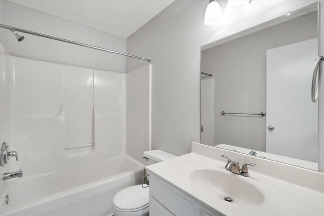 Foto del edificio - Two bedroom townhome, bath and half washer and dryer connections