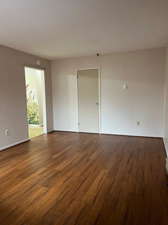 Foto del edificio - Bright, Updated 2-Bedroom in Prime Burlington Location — Available Now!