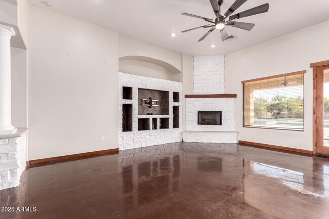 Building Photo - 16433 W Hilton Ave