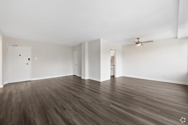 1 BD, 1 BA - 798 SF - Cortland on Pike