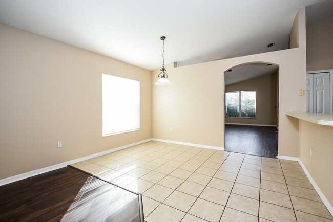 Building Photo - 1812 Colonial Woods Blvd