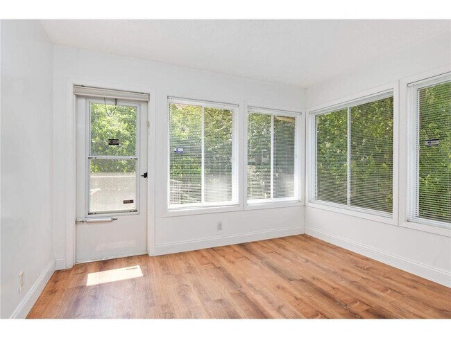 Foto del edificio - 5867 Central Ave NE