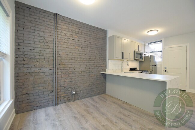 Foto del edificio - 7742 N Eastlake Terrace