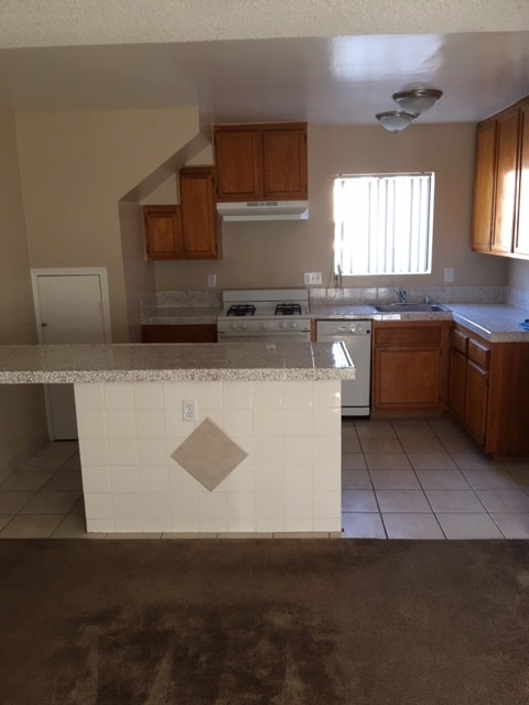 Building Photo - 1051 Newport Ave