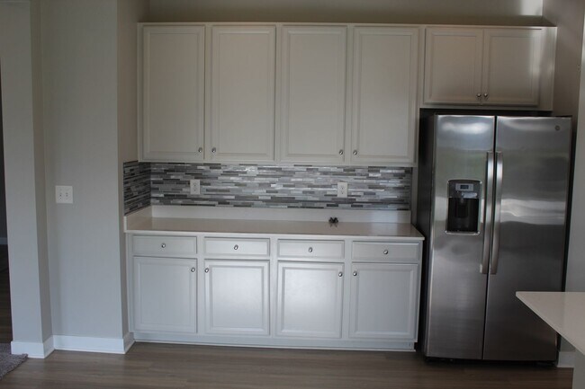 Foto del edificio - Spacious Move In Ready 5 BR in Avon!
