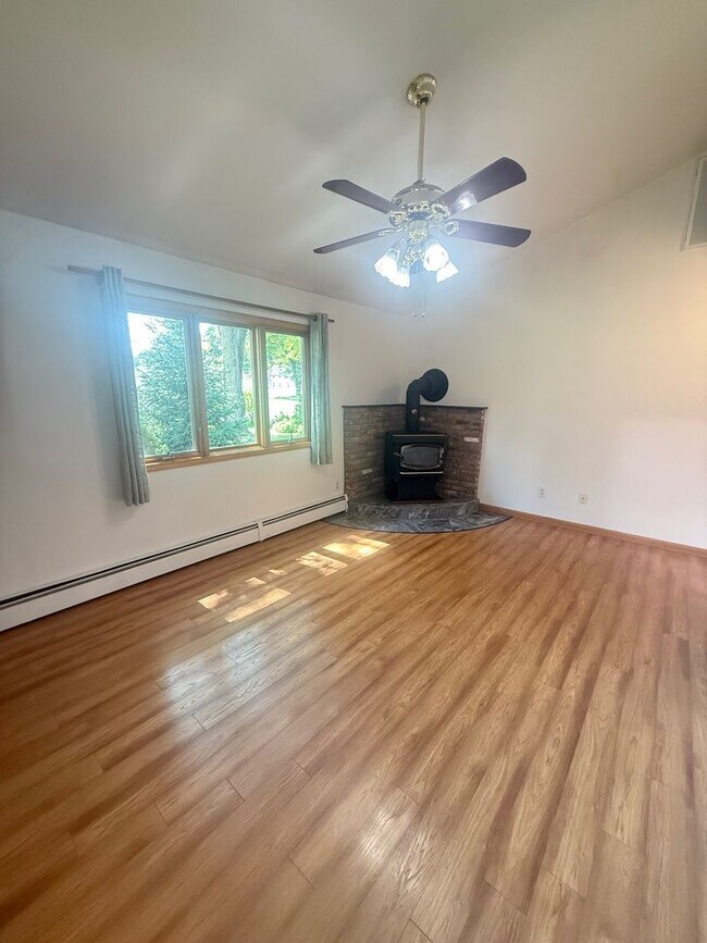 Foto del edificio - 3 Bedroom House With Large Yard and Garage
