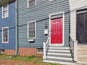 Building Photo - 919 Grand St