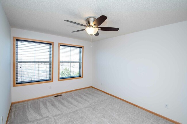 Foto del edificio - 4665 Victor Path