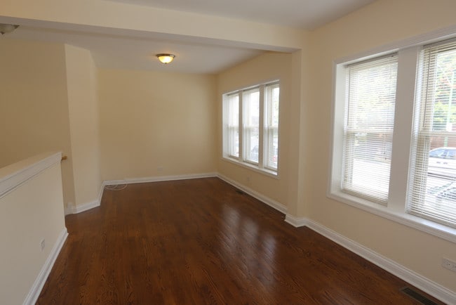 Building Photo - 4715 W Cornelia Ave