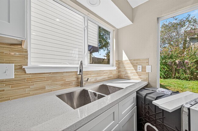 Foto del edificio - 1811 Foxlake Dr