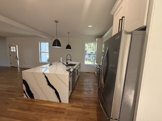 Foto del edificio - "Spacious 3-Bed, 3.5-Bath in the heart of East Nash