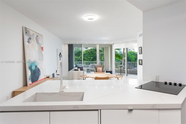 Foto del edificio - 715 Crandon Blvd