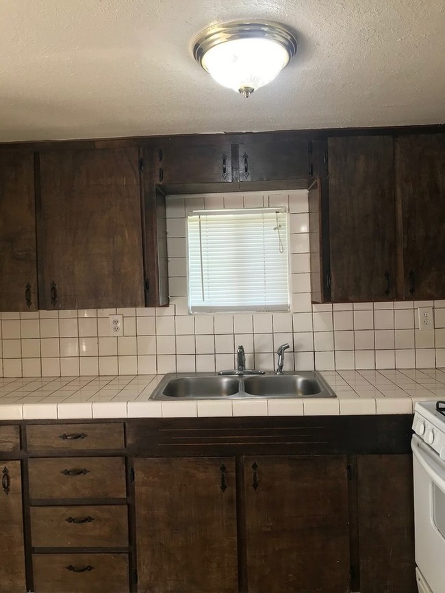 Building Photo - 399 11TH ST - 2 BEDROOM 1 BATH - ORANGE COVE