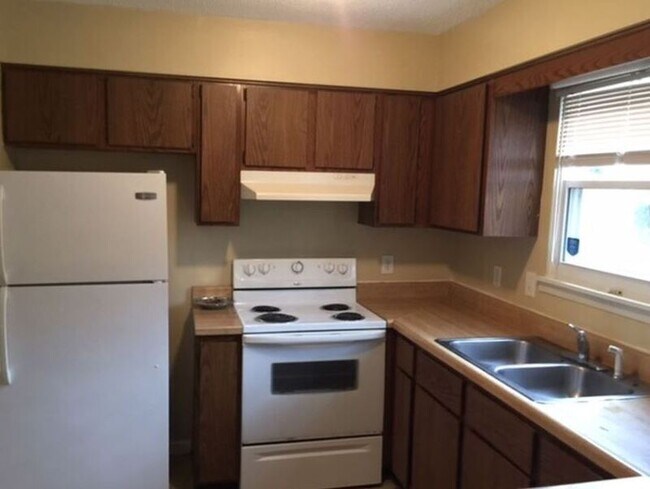 Building Photo - 205 Gregory Dr