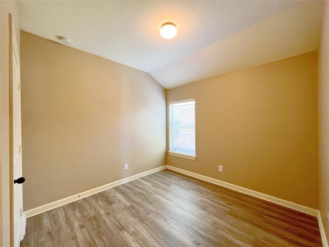 Building Photo - 4018 Pinecrest Hollow