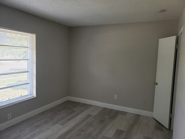 Building Photo - 154 SE Selva Ct