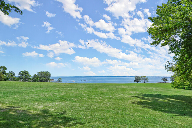 ¡Vistas al Long Island Sound! - 319 Davenport Ave