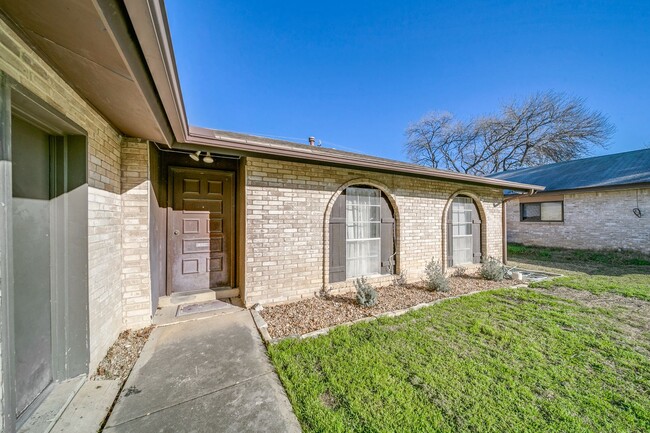 Building Photo - 3- Bedroom with In-Ground Pool!