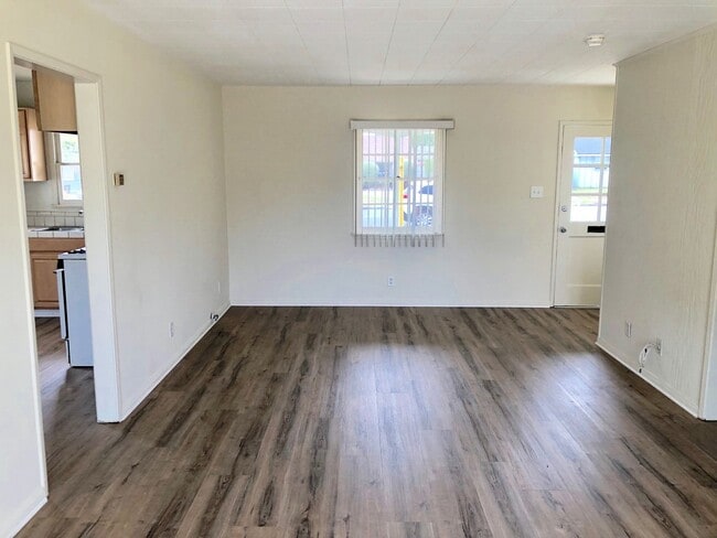 Building Photo - Quaint Midtown Home with New Wood Flooring...