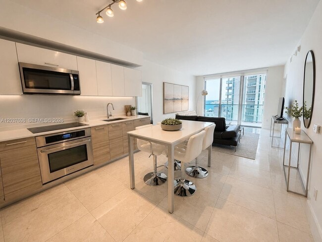 Building Photo - 1300 Brickell Bay Dr