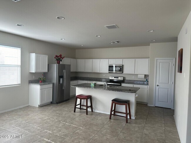 Foto del edificio - 7811 West Riverside Avenue