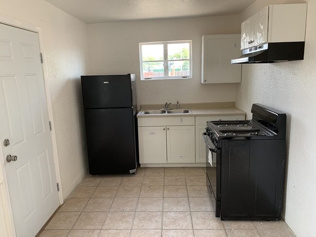 Building Photo - 302 W. Flores Street #10