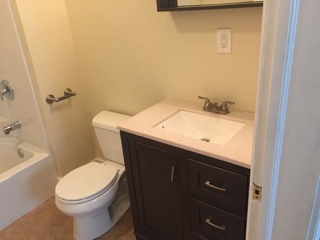 Foto del edificio - 2564 N Humboldt Blvd