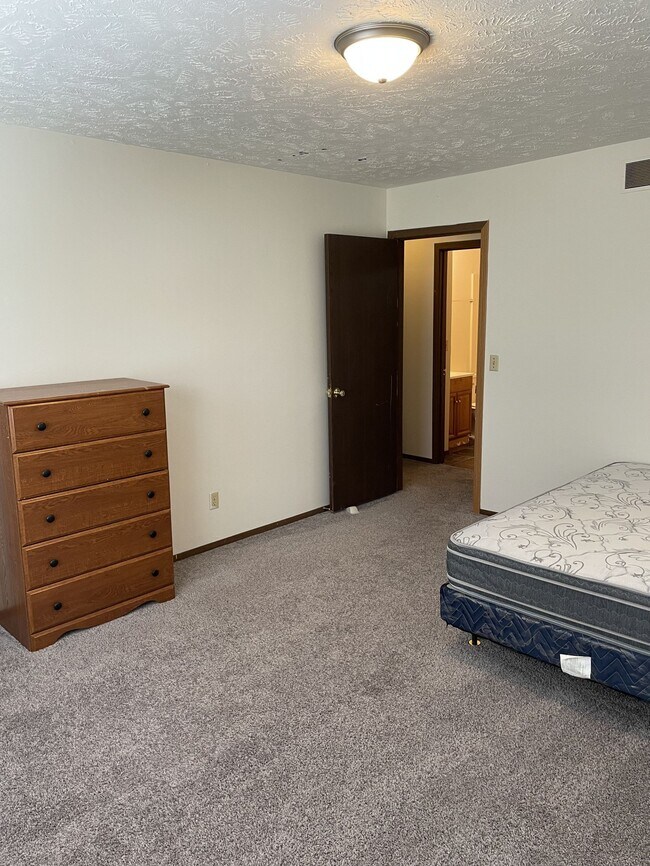 204 N Walnut St Unit 3, Normal, IL 61761 Apartments in Normal, IL