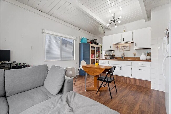 Building Photo - 3220 Clark St