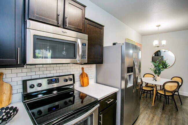 Building Photo - Lyric