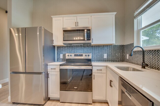 Foto del edificio - Modern 2 Bedroom Home Minutes from Downtow...