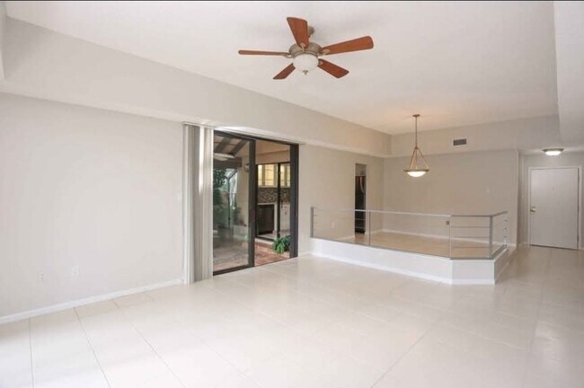 Foto del edificio - 5319 Myrtle Wood