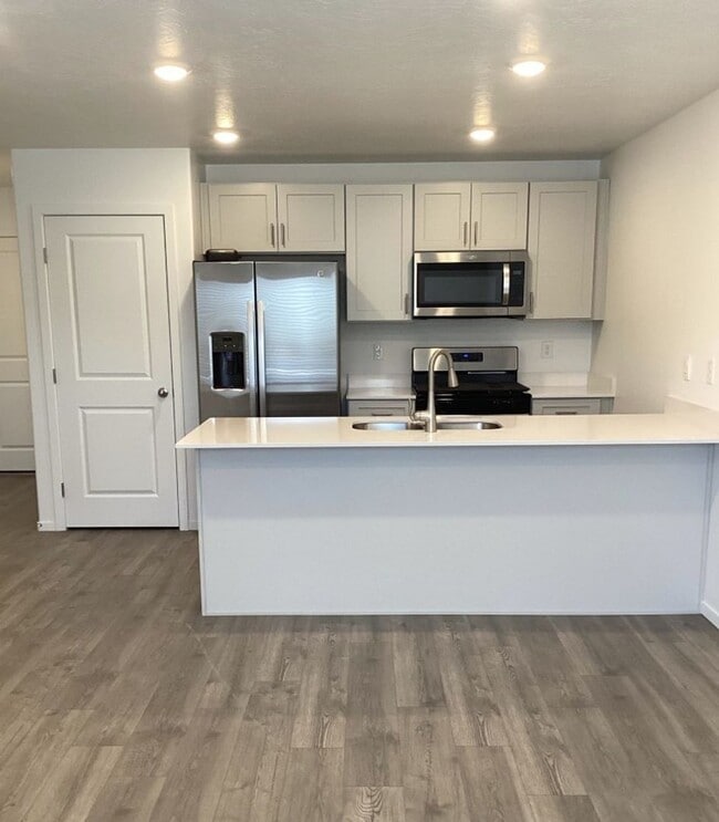 Building Photo - 543 May Dr