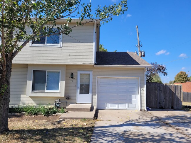 Building Photo - $1195 - 3 bedroom/ 2.5 bathroom - Townhome...