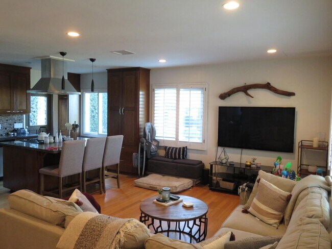 Building Photo - 2940 Poinsettia Dr