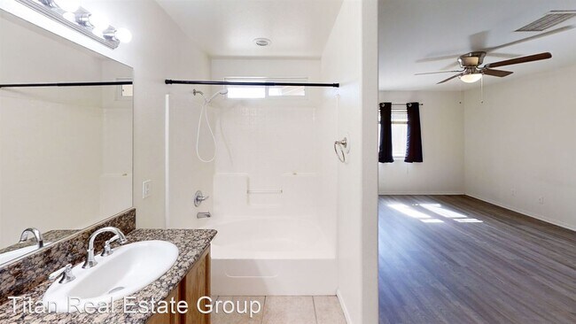 Foto del edificio - 3 br, 2 bath House - 14583 Almond St