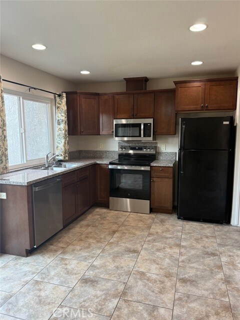 Foto del edificio - 877 Silver Fir Rd