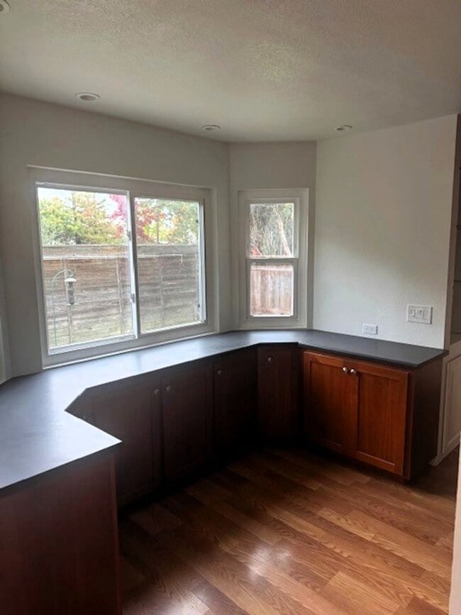 Building Photo - Beautifully Refreshed Home in a Family Nei...