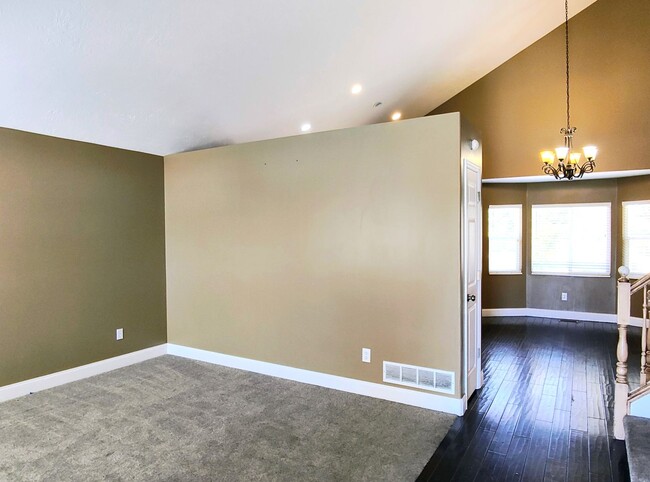 Photo - Great 4 Bd 3 Bath Home in Draper