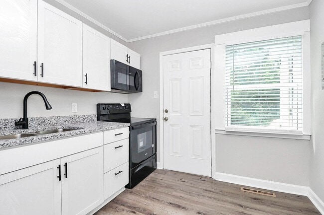 1825/1827 Academy - 1825/1827 Academy Apartment