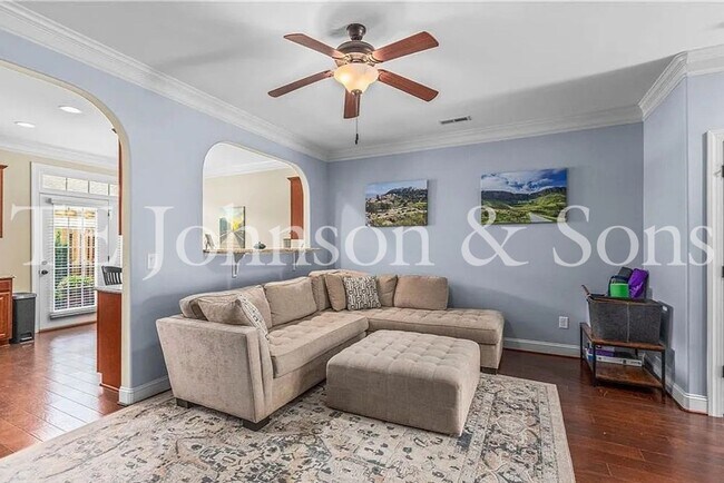 Foto del edificio - Beautiful 2 Bedroom Townhome with Bonus Room, Garage, and High End Finishes